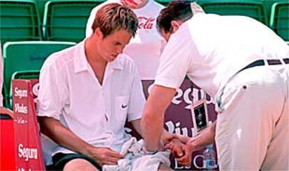 Norman, atendido de su lesión por el médico del torneo.