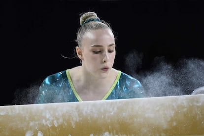 La australiana Emily Whitehead se prepara para competir en la barra de equilibrio durante la final en la modalidad individual, el 6 de abril de 2018.