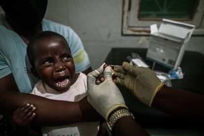 Adelaide, de poco más de dos años, llora cuando le pinchan para extraerle sangre en el Hospital Distrital de Mopeia. Si la ivermectina tiene el resultado esperado, la biomasa de mosquitos se reducirá y, consecuentemente, habrá menos incidencia de malaria. 