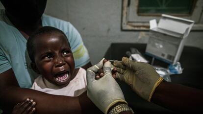 Adelaide, de dos años, llora cuando le pinchan para extraerle sangre en el Hospital Distrital de Mopeia, Mozambique, en noviembre de 2022.