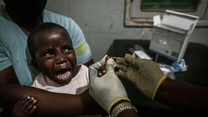 Adelaide, de dos años, llora cuando le pinchan para extraerle sangre en el Hospital Distrital de Mopeia, Mozambique, en noviembre de 2022.