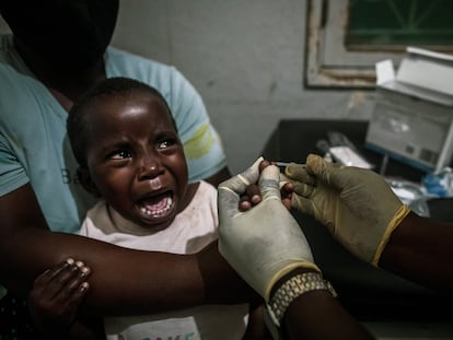 Adelaide, de dos años, llora cuando le pinchan para extraerle sangre en el Hospital Distrital de Mopeia, Mozambique, en noviembre de 2022.