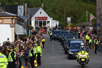 En la imagen, la multitud aplaude al paso del cortejo fúnebre por la localidad escocesa de Ballater. El coche que transporta los restos de la difunta monarca encabeza este convoy de siete vehículos.