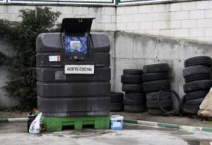 Contenedor de aceite de cocina y neumáticos para reciclar, en el Punto Limpio "El Abajón", en Las Rozas (Madrid). EFE/Archivo