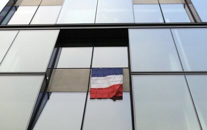 Los recientes ataques terroristas de París han generado una oleada de múltiples homenajes patrióticos en Francia que se refleja también en la venta de banderas nacionales. En la imagen, un edificio de París con una bandera francesa.