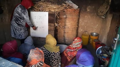 Una profesora enseña matemáticas en un papel pegado a un saco de paja, en una escuela clandestina para niñas en Afganistán, en una imagen cedida por la organización Femena.