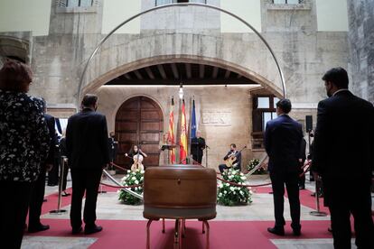 Vista general de la capilla ardiente del poeta valenciano y último Premio Cervantes, Francisco Brines, en el Palau de la Generalitat.