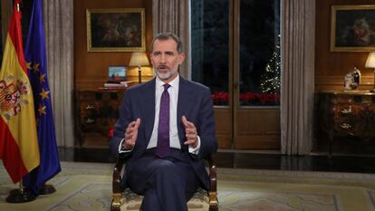 Felipe VI, este lunes durante el discurso de Navidad en el Palacio de La Zarzuela. En vídeo, el discurso del rey Felipe VI. |