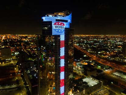 Rascacielos Paramount Miami Worldcenter que muestra un mensaje animando a la votación.