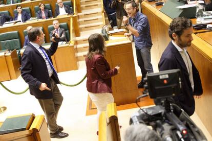 Parlamentarios del PP se encaran con Julen Arzuaga (EH Bildu) durante un bronco pleno de la Cámara vasca este jueves pasado.