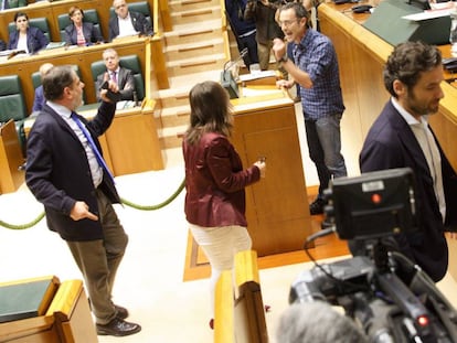 Parlamentarios del PP se encaran con Julen Arzuaga (EH Bildu) durante un bronco pleno de la Cámara vasca este jueves pasado.