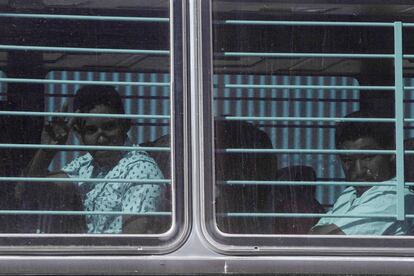 Un migrante saluda desde uno de los autobuses que llevaron ante las autoridades migratorias a un grupo de personas llegados a la Puerta 42, en El Paso, el jueves. 