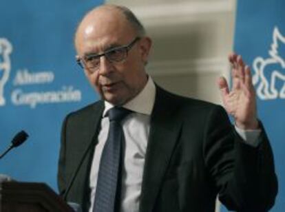 El ministro de Hacienda y Administraciones Públicas, Cristóbal Montoro, durante su intervención en un almuerzo de Ahorro Corporación celebrado hoy en Madrid.
