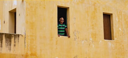 Tadeus Cardoso, figurante em 'Bacurau', reproduz cena gravada na janela da casa de Dona Carmelita.