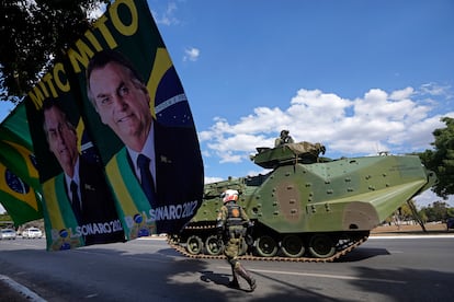 Tanque de guerra passa em frente ao Palácio do Planalto durante comboio ordenado por Bolsonaro.