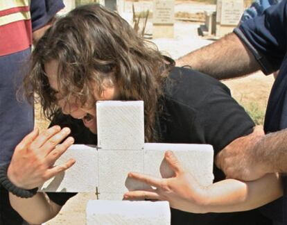 Una mujer llora la muerte de dos de sus familiares en un atentado contra población cristiana en Baquba, al norte de Bagdad, en 2004.