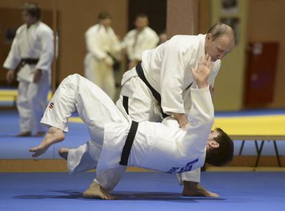 El presidente de Rusia, Vladimir Putin, durante una sesión de entrenamiento con el judoca del equipo nacional Musa Mogushkov, en Sochi.