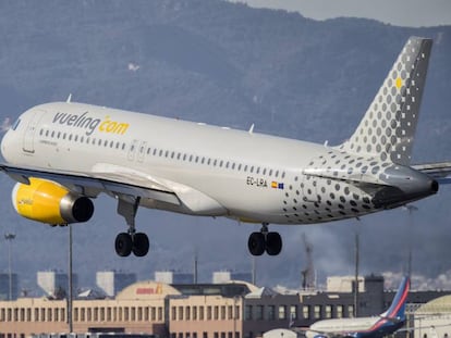 Un avió de Vueling a l'aeroport del Prat.