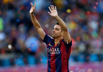 Xavi saluda a la afición en el Camp Nou.