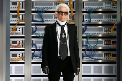 El diseñador alemán Karl Lagerfeld, al final de la presentación de la coleción primavera/verano 2017 de la firma Chanel en la Semana de la Moda de París, el 4 de octubre de 2016.
