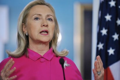 Cuando en Estados Unidos critican a Hillary Clinton por ser demasiado masculina, ella saca su chaqueta rosa.