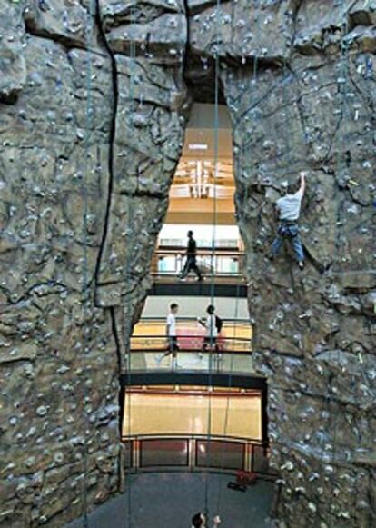 Muro artificial para practicar escalada en la Universidad de Houston.