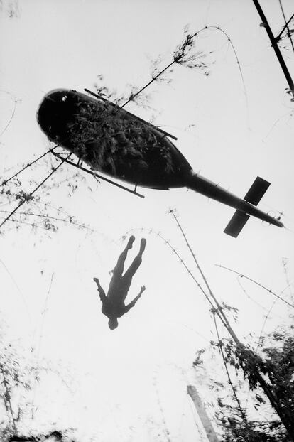 Un helicoptero rescata el cuerpo sin vida de un paracaidista muerto en la selva de Vietnam, cerca de la frontera con Camboya (1966).