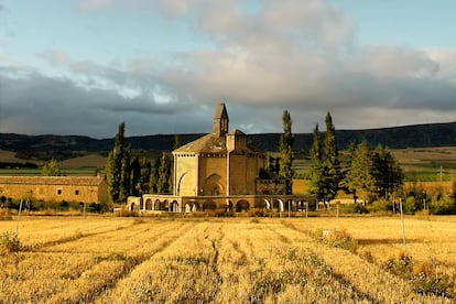 Sus orígenes no están datados pero se calcula que fue construida en la segunda mitad del siglo XII, según se cree (aunque tampoco hay evidencias), por la orden del Temple. La iglesia de Santa María de Eunate se alza en mitad del campo, a unos dos kilómetros de Muruzábal, poco antes de llegar al Puente de la Reina, confluencia de los Caminos aragonés y navarro hacia Santiago de Compostela. Tiene una planta octogonal imperfecta —puesto que uno de los lados se abre a un ábside—, rodeada por una galería exterior porticada formada por arcos de medio punto con capiteles decorados. Dos características que la diferencian de otros templos románicos.