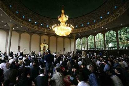 Una multitud de fieles, en la mezquita central de Regent's Park, en Londres, durante la oración del pasado viernes.