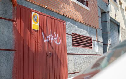 Una de las firmas de Diego Terrón, alias 'Loky', estampada en la puerta de una cochera privada en Plasencia.