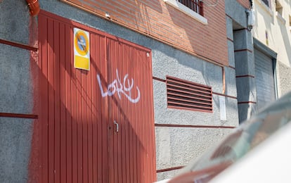 Una de las firmas de Diego Terrón, alias 'Loky', estampada en la puerta de una cochera privada en Plasencia.