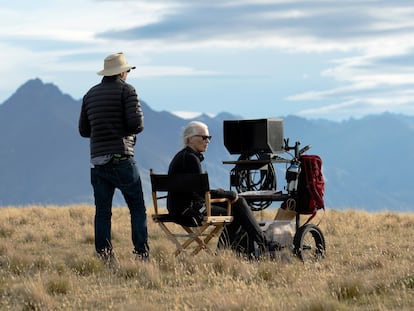 Jane Campion, junto con el productor asociado Phil Jones, durante el rodaje de 'El poder del perro'.