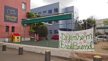 Una de las pancartas contra el cierre de la guardería de Vall d'Hebron