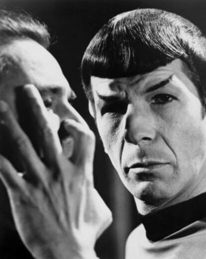 Leonard Nimoy caracterizado como el Comandante Spock