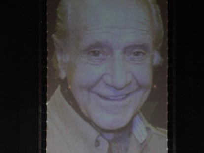 El público despide con aplausos, ante el Teatro Español, la salida del féretro de Manuel Alexandre.