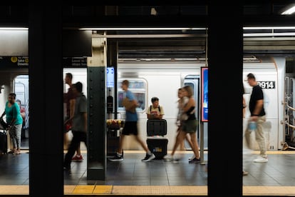 Un joven vende agua y refrescos en la estación de Times Square, el miércoles 26 de junio de 2024, en (Nueva York).