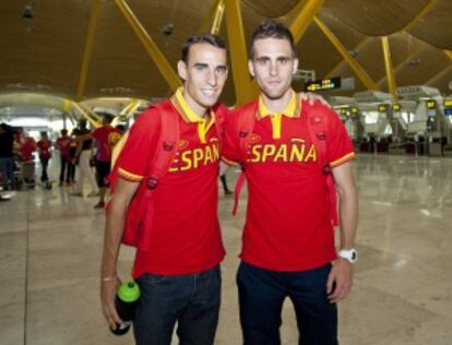 Sebastián Martos, a la derecha, y Víctor García, en Barajas, antes de viajar a Londres.