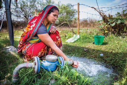 Una mujer usa una bomba de irrigación que funciona con energía solar en Saptari (Nepal). En todo el mundo, el 40% de los gases de efecto invernadero provienen de unas 8.000 centrales eléctricas que funcionan con combustibles fósiles, por lo que hay que reducir su número, indica Wester, director de este estudio. Por otra parte, debemos aumentar el uso de las tecnologías de captura y almacenamiento de carbono, un método utilizado para capturar emisiones de CO2 del que hay diversidad de opiniones sobre su eficacia.