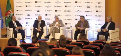 Mesa redonda 'Organización de la sociedades. Identidad social e integración'. Desde la izquierda: Isaac Querub, presidente de la Federación de Comunidades Judías de España; Riay Tatary, presidente de la Comisión Islámica de España; Javier Moreno, director editorial de PRISA; Mariano Blázquez, secretario general de la Federación de Entidades Religiosas Evangélicas de España, y Rafael del Pino, presidente de Cáritas España.