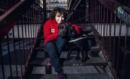 La instructora de perros guía, Cristina Ruiz, junto a 'Zac' el pasado 13 de febrero en el distrito de Moncloa-Aravaca, en Madrid.