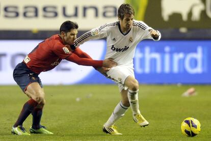 Coentrao con el jugador de Osasuna Alvaro Cejudo.