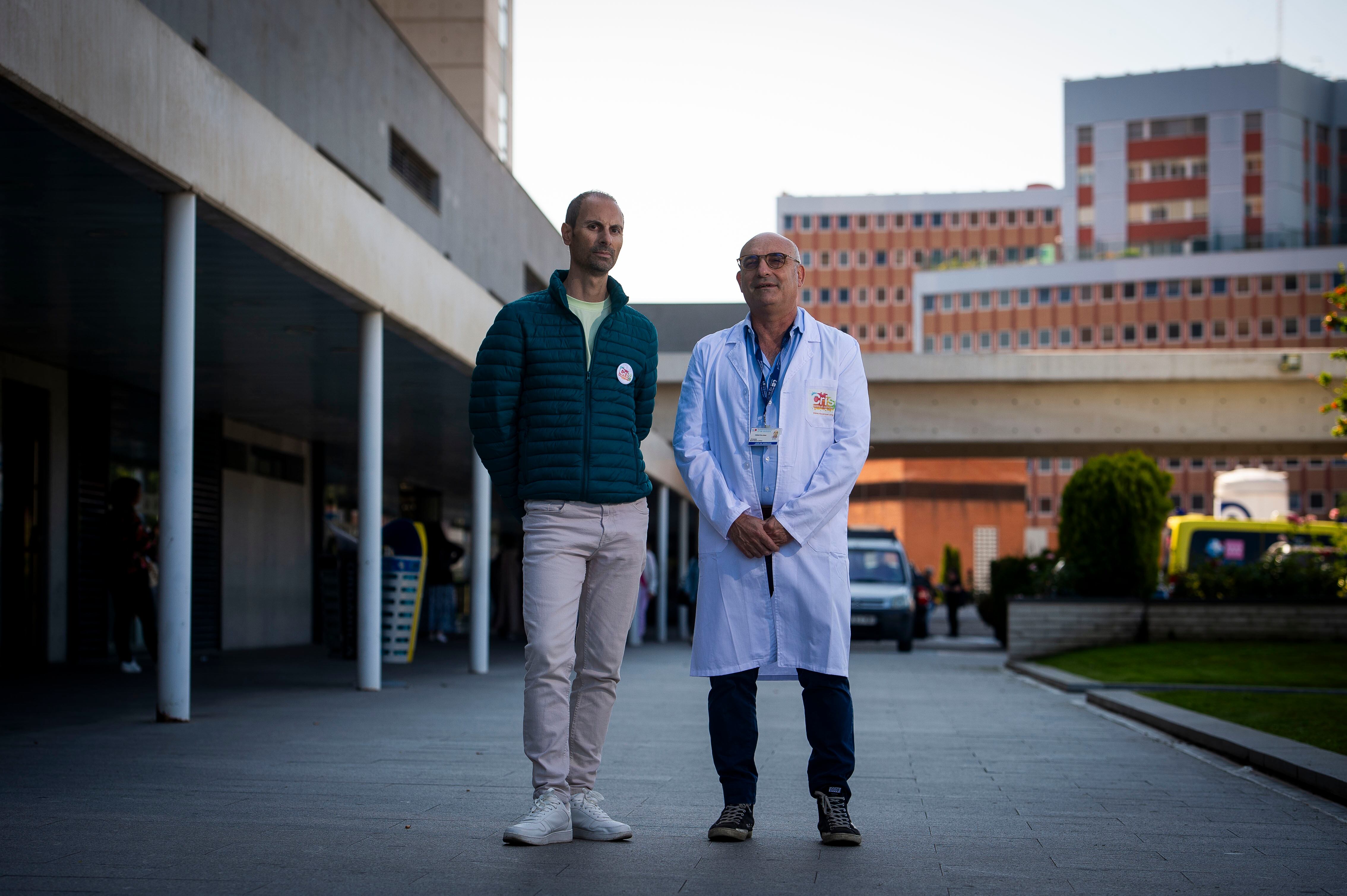 Fran Barreto y Joaquín Martínez, en las afueras del Hospital 12 de Octubre.