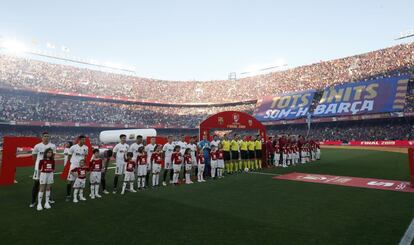 Jugadores del Valencia y del Barcelona, antes del encuentro.