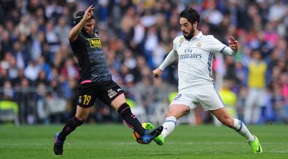 Piatti i Isco en una jugada del partit.