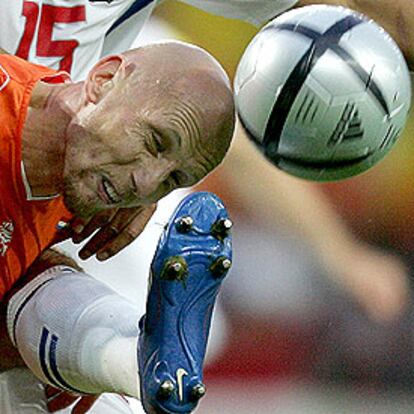 Stam despeja de cabeza ante la bota de un jugador checo.