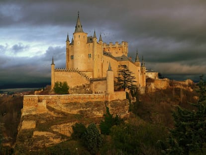 Vista del Alcázar de Segovia en otoño.