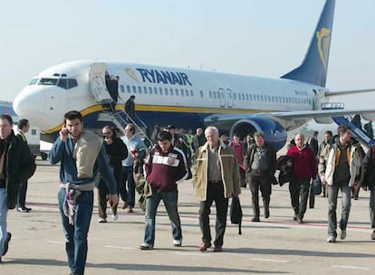 Ún avión de Ryanair, a su llegada al aeropuerto de Girona.