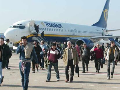 Ún avión de Ryanair, a su llegada al aeropuerto de Girona.