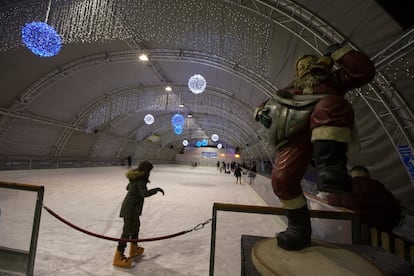 Una pista de patinaje sobre hielo en Navidad.