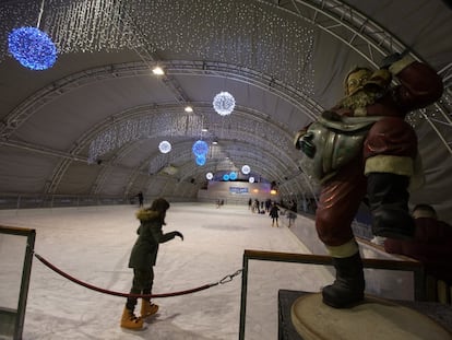 Una pista de patinaje sobre hielo en Navidad.